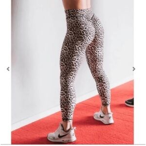 ZYIA Brilliant 7/8 Leopard Print Scrunchy Leggings Size 8-10